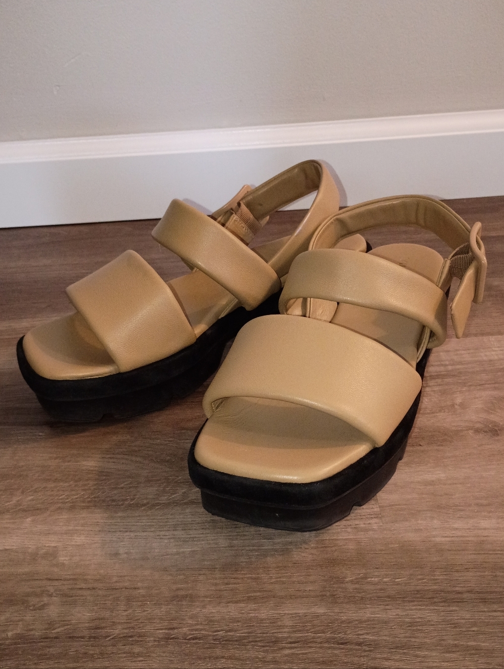Vince Women's Classic Comfy Bowie Tan Leather Lug Sole Slingback Sandals Size 10